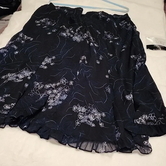 SAG HARBOR WOMEN'S SKIRT,   SIZE  18. DARK BLUE. - Picture 6 of 10